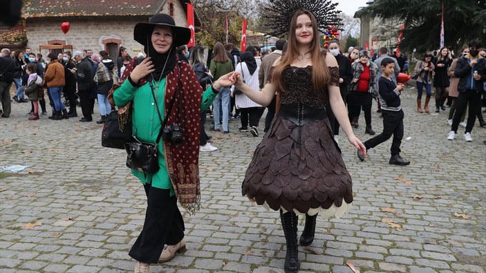 Edirne'de kahve ve çikolatadan yapılan elbise tanıtıldı