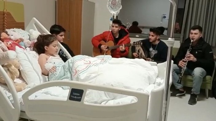 Depremin 40'ncı saatinde çıkarılmıştı! Minik Yağmur hastanedeki sürpriz konserde şarkılar söyledi