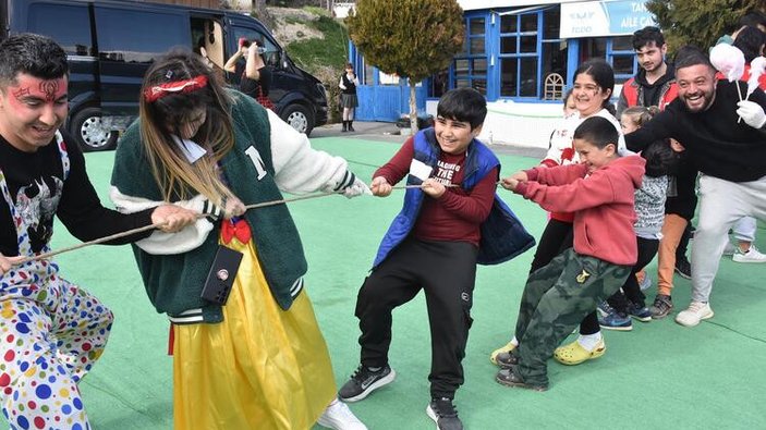 Depremin izleri siliniyor.. İzmir'de depremzede çocuklara eğlenceyle terapi etkinliği düzenlendi