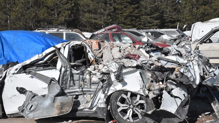 Elbistan'da depremde hasar gören araçlar otoparka kaldırılıyor