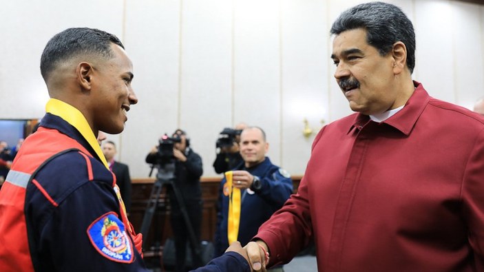 Nicolas Maduro, Türkiye’den dönen kurtarma ekibine madalya verdi