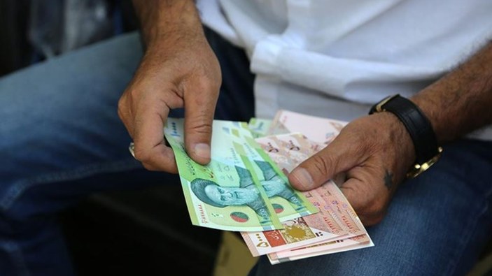 İran'ın para birimi döviz karşısında eriyor