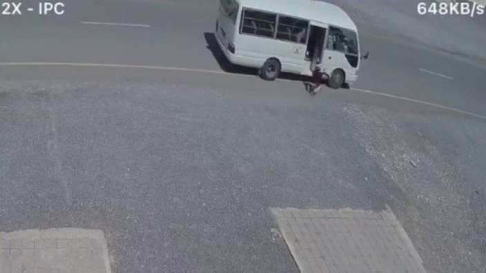 Umman'da bir kız öğrenci, hareket halindeki minibüsten düştü