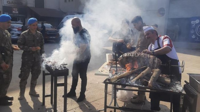 Erzurumun meşhur cağ kebabı Hatay'da.. Depremzedelere ikram ettiler