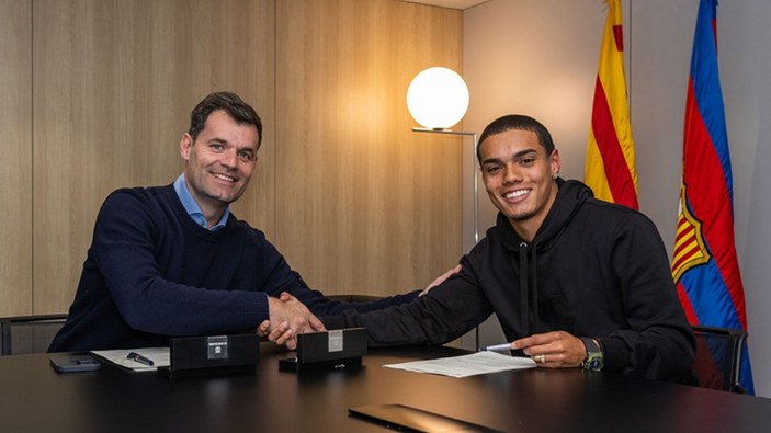 Ronaldinho'nun oğlu Joao Mendes, Barcelona'yla imzaladı