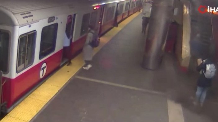 ABD'de metro tavanı, yolcunun hemen önüne düştü