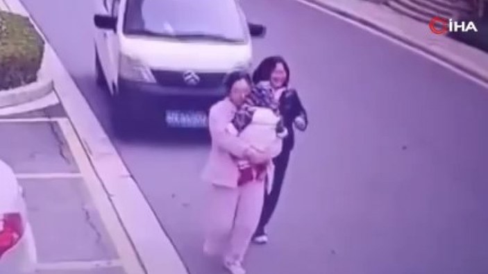 Çin'de dikkatsiz sürücü, yayalara çarptı