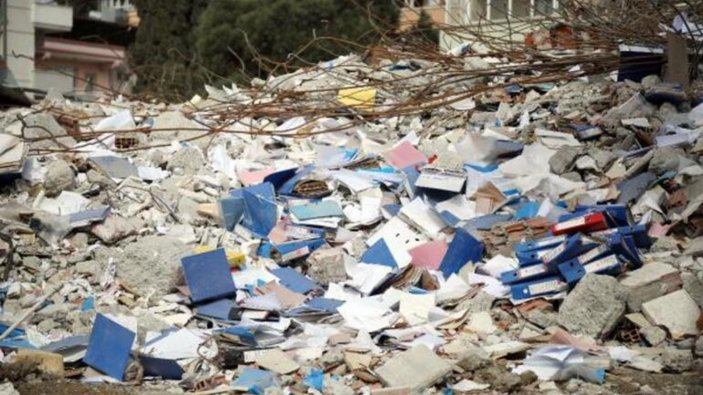 Hatay'da avukat, 3 haftadır enkaz altındaki evrakların nöbetini tutuyor