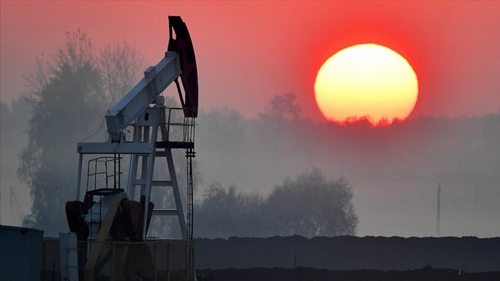 Brent petrolün varil fiyatı 82,69 dolarda seyrediyor