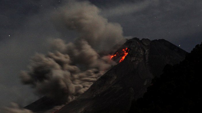 Endonezya'da Merapi Yanardağı'nda hareketlilik sürüyor