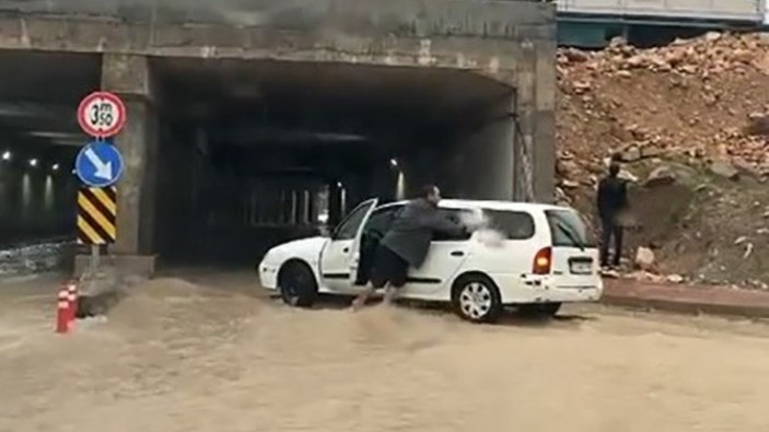 Elazığ'da sağanak yağış! Araçlar su altında kaldı