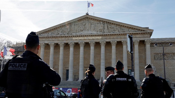 Fransa'da Senato, tartışmalı emeklilik reformunu onayladı