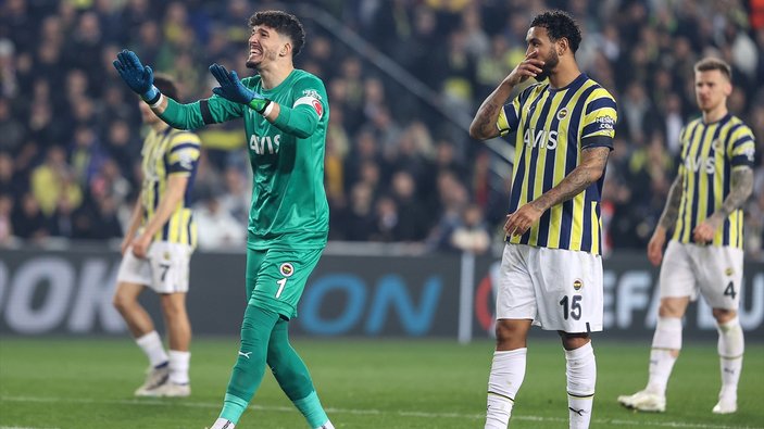 Fenerbahçeli futbolculardan taraftara sitem: Oyunu soğuttunuz