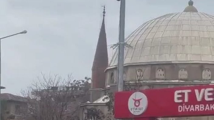 Diyarbakır'da depremde hasar gören minare kontrollü yıkıldı