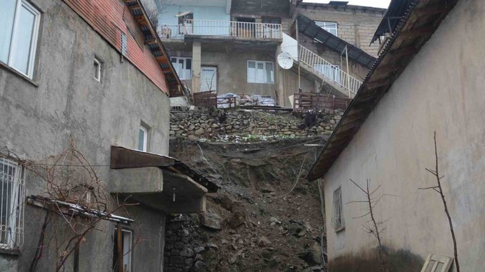 Hakkari’de heyelan nedeniyle 3 ev tahliye edildi
