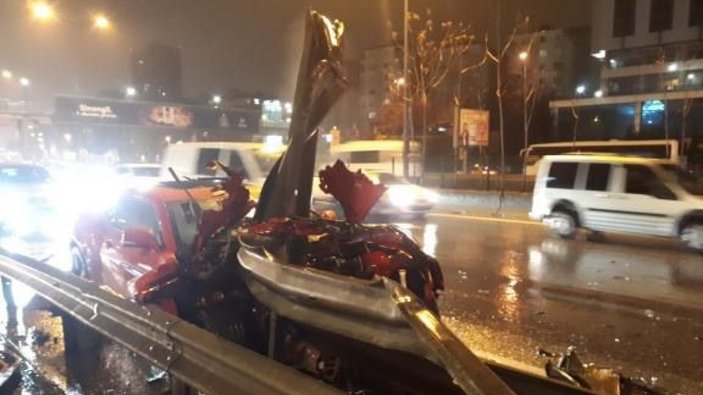 İstanbul Ataşehir'de motosiklete çarpan lüks otomobil bariyere saplandı