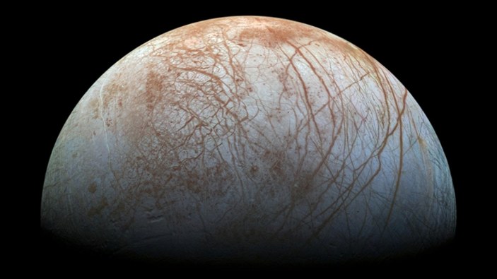 Bilim insanları Europa'nın dönen garip buz kabuğunun gizemini çözdü