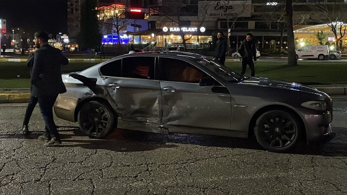 Elazığ'da hafif ticari araç ile lüks otomobil çarpıştı: 5 yaralı