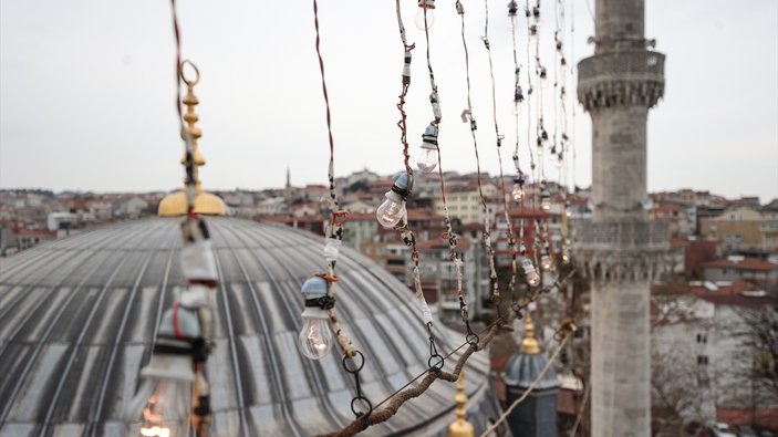 Camiler Ramazan'a hazır! Üsküdar'daki Valide-i Cedid Camisi'nin de mahyası asıldı