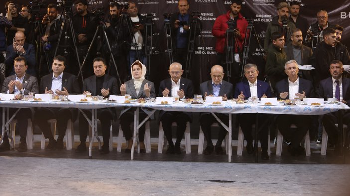 Millet İttifakı'nın Cumhurbaşkanı ve yardımcı adayları fotoğraf karesine zor sığdı