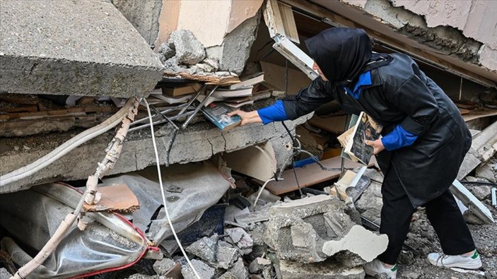 Kahramanmaraş'ta babasının deprem enkazında kalan 25 bin kitabını kütüphanede yaşatacak