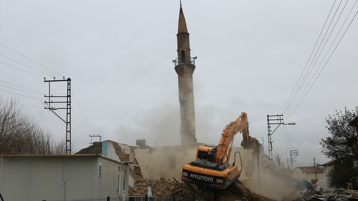 Malatya'da depremde ağır hasar gören cami ve minaresi yıkıldı