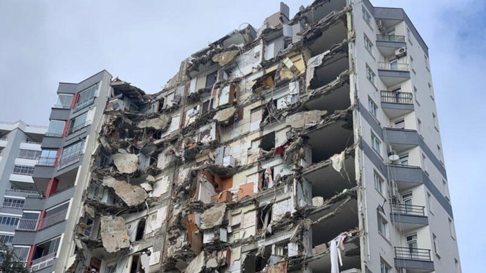 Adana'da yıkılan binanın müteahhidi kendini savundu: Depremde binanın yalnızca bir kısmı yıkıldı