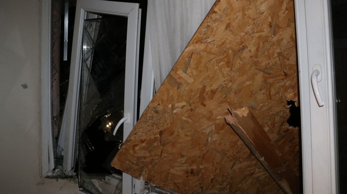 Ankara'da rüzgardan uçan çatı parçaları binalara ve araçlara isabet etti