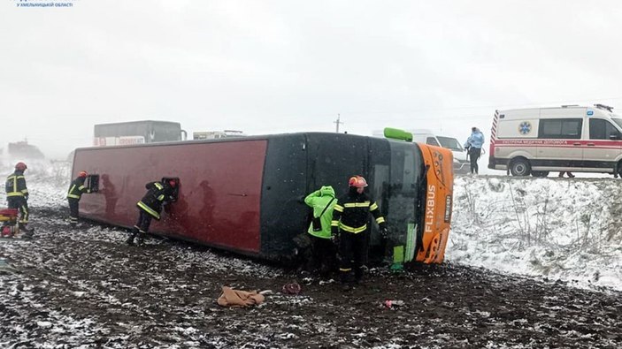 Ukrayna'da yolcu otobüsü kaza yaptı: 18 yaralı