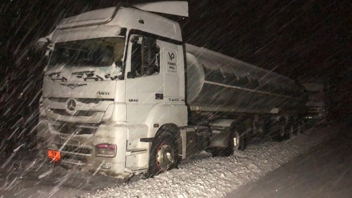 Kars'ta yaşanan yoğun kar yağışı nedeniyle tırlar yolda mahsur kaldı