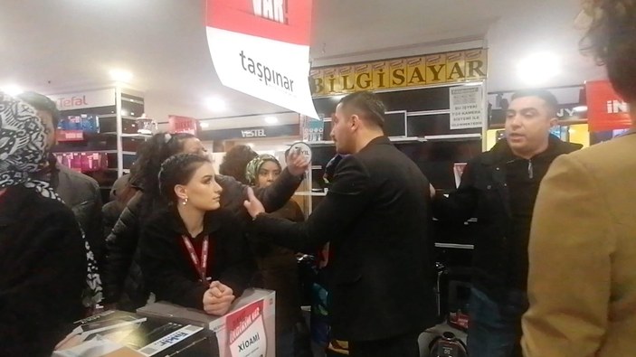 Ankara'da indirim yapan mağazada izdiham oluştu: Müşterilerle çalışanlar birbirine girdi