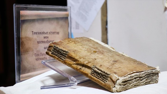 Kazakistan’da insan derisiyle kaplı 5 asırlık el yazması ilgi görüyor