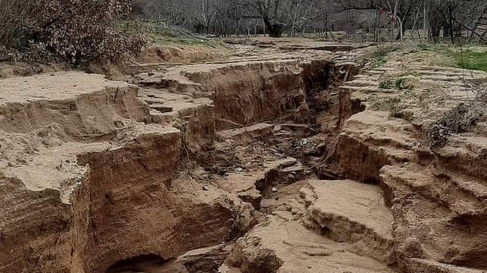 Elazığ'da sağanak yağış! Köy yolu ikiye ayrıldı