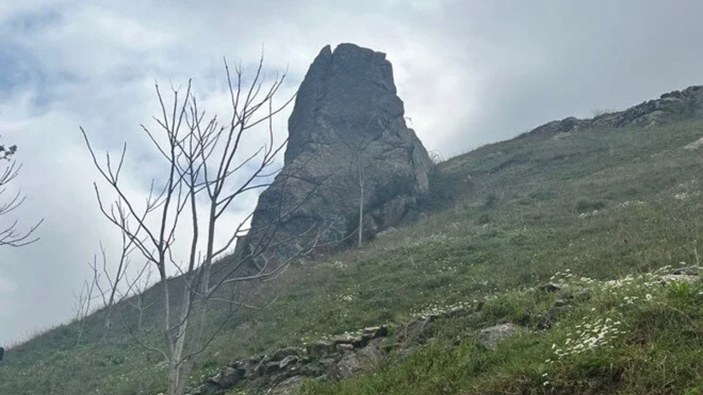 Maltepe'de dağdan düşen kaya parçaları vatandaşları tedirgin ediyor
