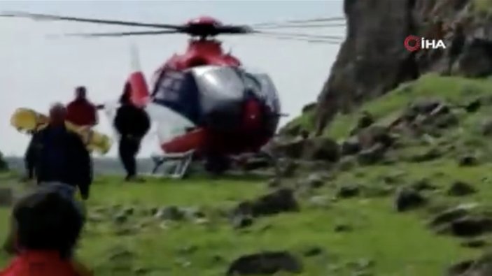 Diyarbakır’da kayalıklardan düşen hasta helikopter ambulans ile araziden alındı