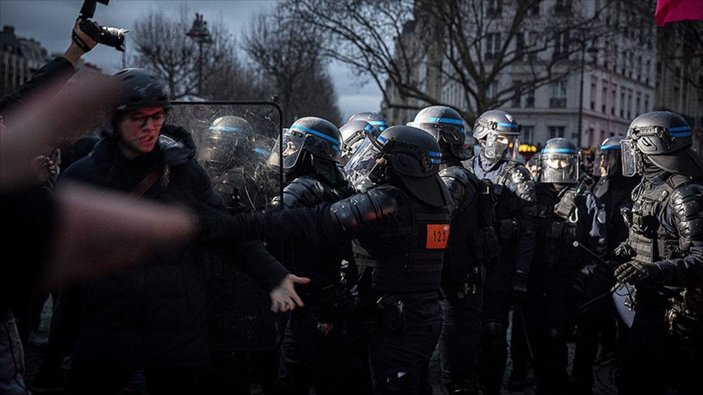 Fransa'da emeklilik reformu protestoları sürüyor: Polisler saf değiştirdi