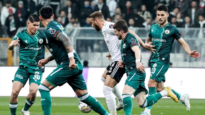 Beşiktaş'ta Cenk Tosun sakatlandı