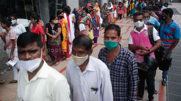 Hindistan'da maske zorunluluğu geri geldi