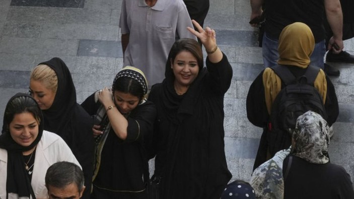 İran'da başörtüsü takmayan kadınlar akıllı kamera ile tespit edilecek