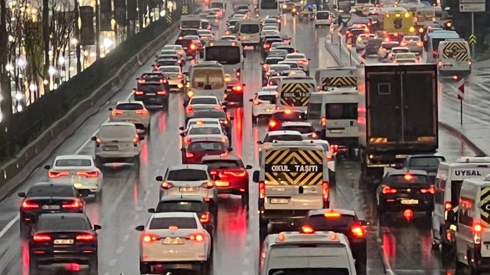 İstanbul'da yağmur etkisini gösterdi! Trafik yüzde 70'i geçti