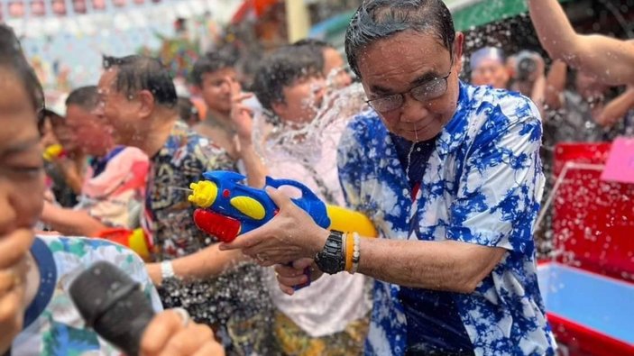 Tayland Başbakanı, su savaşına bizzat dahil oldu!