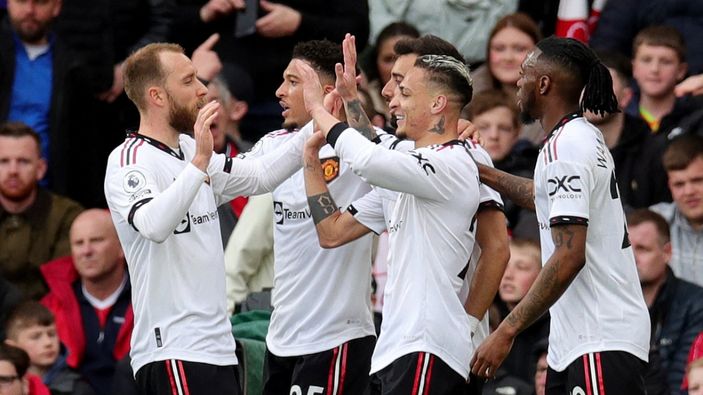 Manchester United, Nottingham Forest'ı 2 golle geçti