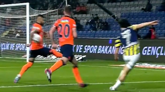 Fenerbahçe'nin Başakşehir karşısında penaltı beklediği pozisyon