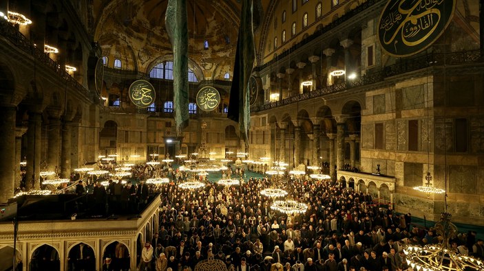 Ayasofya-i Kebir Camii bayram hazırlıkları! Cuma günü saat 04.00'e kadar ibadete ara verilecek