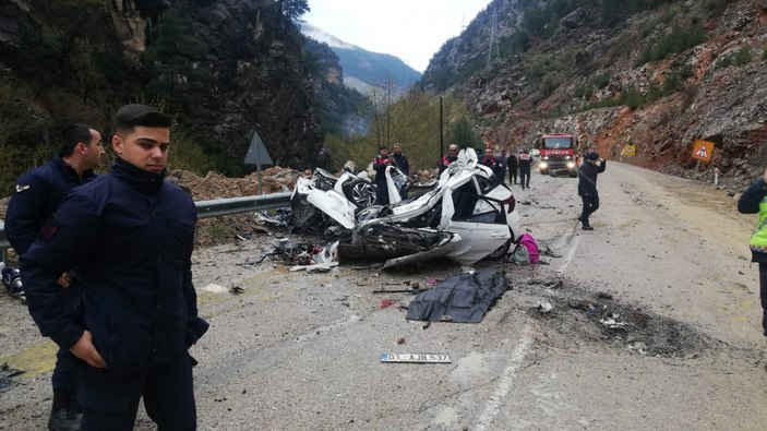 Adana'da öğretmenlerin hayatını kaybettiği bölgede yamaçtaki kayalar temizleniyor