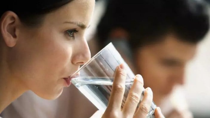 Normalden çok fazla su içmenin zararları şaşırtıyor! Bakın geri dönüşü olmayan hangi hastalığa sebep oluyor...