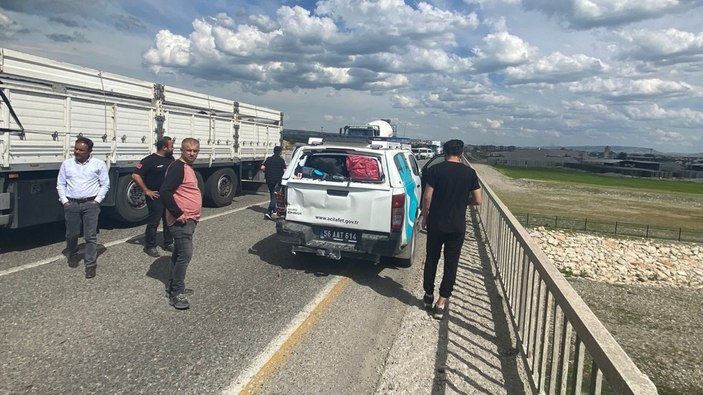 Deprem bölgesinden dönen sağlık ekibinin aracına tır çarptı