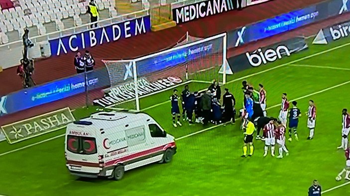 Enner Valencia, Sivasspor maçında ambulansla oyun kenarına geldi