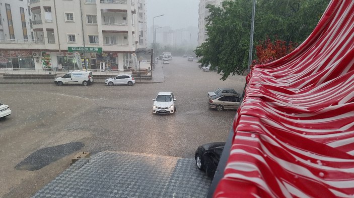 Adana'da sağanak yağış sele dönüştü