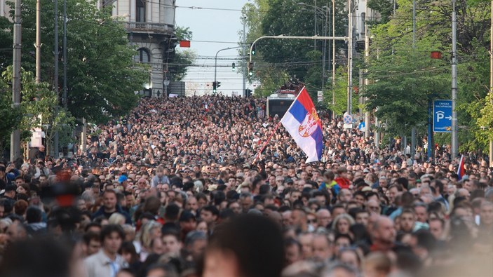 17 kişinin öldüğü saldırıların ardından Sırbistan'da halk sokağa döküldü